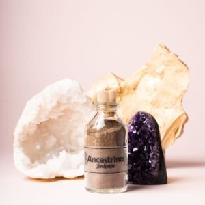 Polvo natural de Jenipapo Ancestrina en frasco de vidrio con tapa de madera — extracto orgánico premium utilizado para el cuidado de la piel, el bienestar y la cosmética natural.