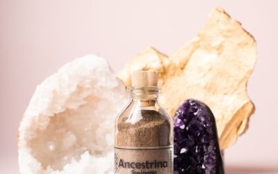 pomada de toloache, Descubre los Beneficios de la Pomada de Toloache de Ancestrina para el Bienestar Corporal y Mental Polvo natural de Jenipapo Ancestrina en frasco de vidrio con tapa de madera — extracto orgánico premium utilizado para el cuidado de la piel, el bienestar y la cosmética natural.