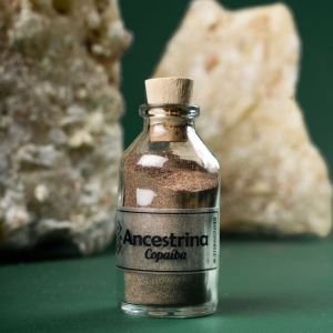 Polvo natural de Copaiba Ancestrina en frasco de vidrio con tapa de madera &mdash; extracto org&aacute;nico premium utilizado para el cuidado de la piel, el bienestar y la aromaterapia