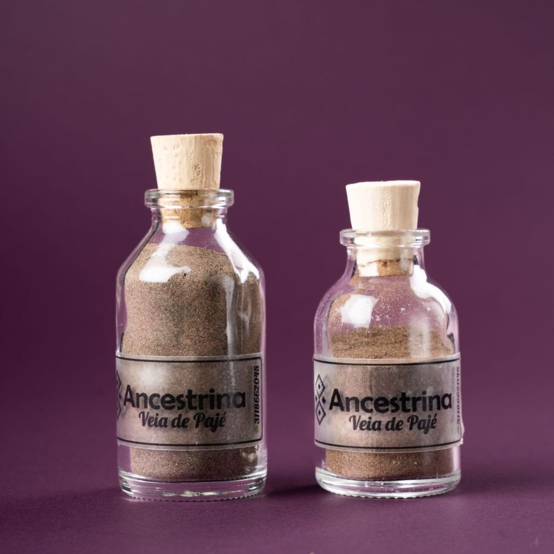 Dos frascos de vidrio etiquetados como &ldquo;Ancestrina Veia de Paj&eacute;&rdquo; llenos de polvo natural fino &mdash; extracto herbal org&aacute;nico utilizado en ceremonias espirituales, sanaci&oacute;n y bienestar natural.